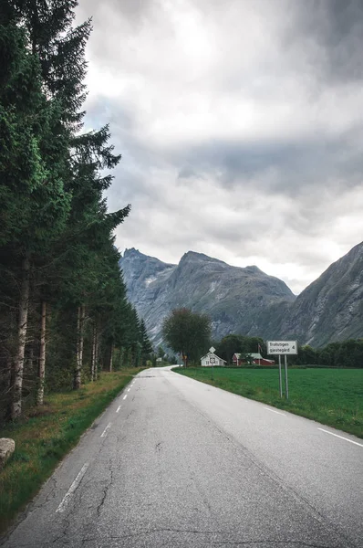 Orman ve trollstigen yol üstünde belgili tanımlık yol.