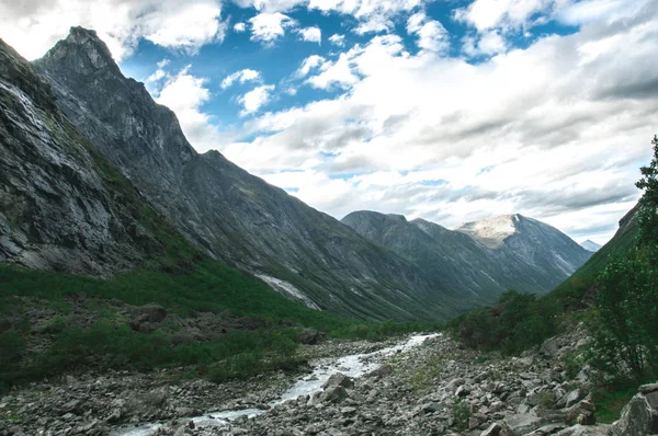 Trollstigen. Norveç'e seyahat. Norveç ünlü dönüm noktası - efsanevi merdiven veya troller yolun çarpıcı bir manzara. Gözlem güverte görüntülemek