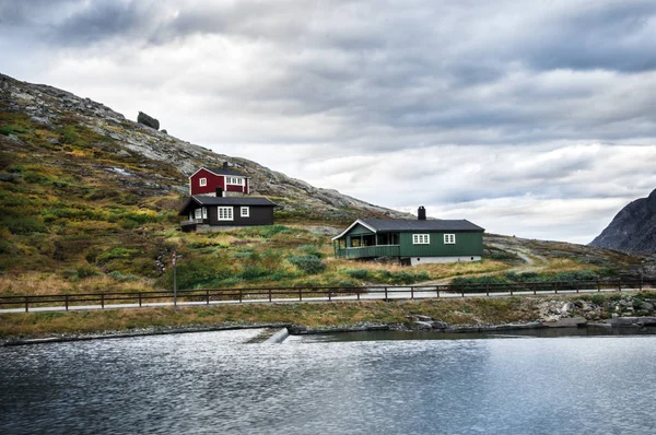 Trollstigen. Norveç'e seyahat. Norveç ünlü dönüm noktası - efsanevi merdiven veya troller yolun çarpıcı bir manzara. Gözlem güverte görüntülemek 