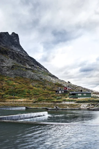 Trollstigen. Norveç'e seyahat. Norveç ünlü dönüm noktası - efsanevi merdiven veya troller yolun çarpıcı bir manzara. Gözlem güverte görüntülemek 