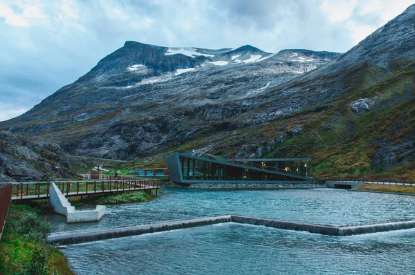 Trollstigen Norvégia Modern Turisztikai Információs Központ Trollstigveien Norvegia Europe — Stock Fotó