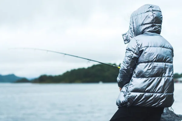 Frau Fischt Meer Spinngeräte Angeln Fischereikonzept Norwegen Alesund — Stockfoto