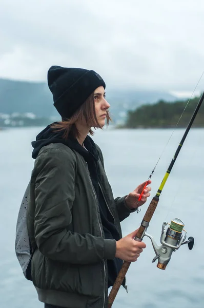 Dívčí Ruka Drží Fisherwoman Předení Rotující Zařízení Rybaření Fisherwoman Koncepce — Stock fotografie