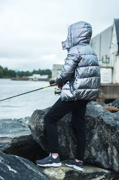 Mulher Pesca Mar Equipamento Fiação Pesca Conceito Pescador Noruega Alesund — Fotografia de Stock