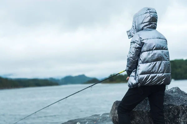 Žena Ryby Moři Rotující Zařízení Rybaření Fisherwoman Koncepce Norsko Alesund — Stock fotografie