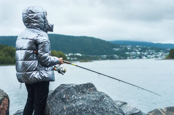 Frau Fischt Meer Spinngeräte Angeln Fischereikonzept Norwegen Alesund — Stockfoto