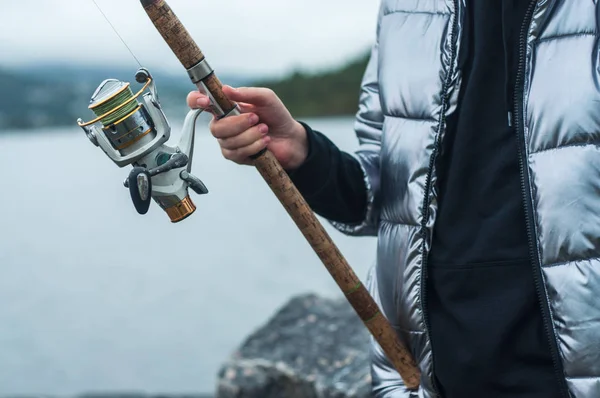 Дівчина Руки Тримає Fisherwoman Спінінг Спінінг Обладнання Рибальство Fisherwoman Концепцію — стокове фото