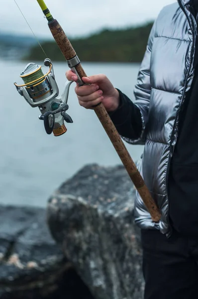 Дівчина Руки Тримає Fisherwoman Спінінг Спінінг Обладнання Рибальство Fisherwoman Концепцію — стокове фото