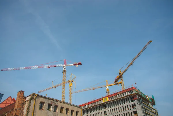 Gdansk, Polonya - 08/30/2018: bina gün batımında, Polonya Gdansk inşaat ile Olowianka Adası.