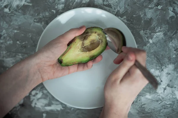 Çavdar ekmeği, dilimlenmiş avokado, fındık ve yumurta ile kahvaltı veya öğle yemeği için sağlıklı avokado tost. Vejetaryen sandviçler. Bitki bazlı diyet. Tüm gıda konsepti.