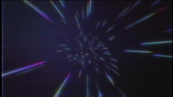 4K Résumé VHS fond rétro cosmique. Hyper saut dans une autre galaxie. vitesse de la lumière rapide, rayons lumineux au néon en mouvement. explosion colorée, big bang. Lumières brillantes étoilées volant extrêmement vite — Video