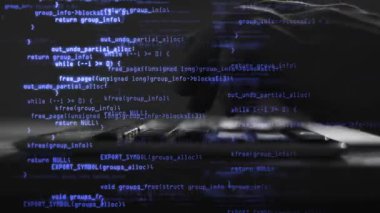 Erkek eller klavyeye program kodu yazarlar. Mavi kaynak kodu. Kod ve bilgi hologramı. Kişisel veri koruması, şifre güvenliği, özel anahtar ve siber saldırı önleme kavramı.