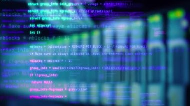 Veri akışı animasyon teknolojisi. Soyut program kodlarının blokları eski ekran ekranında yazılır ve taşınır. Mavi ve mor kod. IT, yazılım geliştirme ve hackleme konsepti. şifreli güvenlik kodu