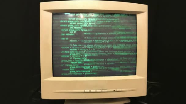 Piratage d'un ancien écran de télévision ou d'un écran d'ordinateur des années 80 style des années 90. Code vert à l'écran. Flux de données du code source abstrait. bruit d'écran. Ancien kinescope — Video