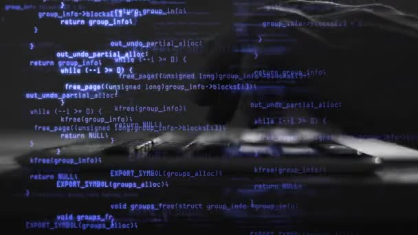 Männliche Hände tippen Programmcode auf die Tastatur. Blaues Quellcode-Overlay. Code und Informationshologramm. Persönlicher Datenschutz, Passwortsicherheit, privater Schlüssel und Präventionskonzept für Cyber-Angriffe. — Stockvideo