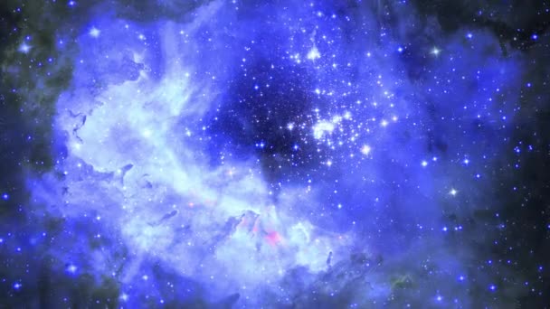 Las estrellas sobrevuelan al espectador en un telón de fondo de nubes y gas en el espacio. Fondo de espacio azul generado por computadora. La cámara vuela a través de un campo estelar . — Vídeo de stock