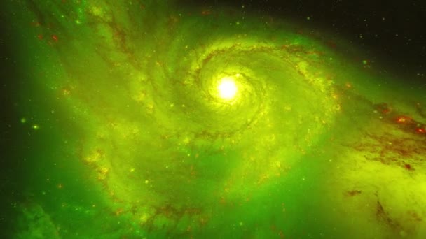緑色の渦巻銀河を回転させる。宇宙の星のフィールドと星雲。深宇宙探査。宇宙での銀河の回転 — ストック動画