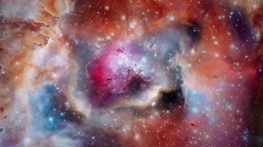 Yıldızlar arasında ve yıldızlararası Orion bulutsularında uçmanın animasyonu. Bulutlar ve gaz uzayda. Evren galaksisi Mor gök bulutsusu takımyıldızı ve uzayın derinliklerindeki yıldız alanı.