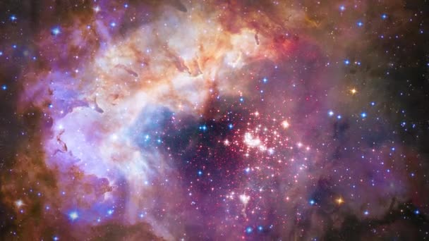 星や星間オリオン星雲を飛行するアニメーション。宇宙の雲とガス。宇宙の銀河。深宇宙における紫色の天体星雲星団. — ストック動画