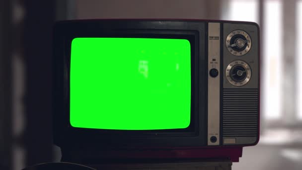 Kapcsolja be a régi cső vintage TV-t, mint kapcsolja ki. Fa stílusú retro TV-készülék kapcsolókkal. A régi divatos tévé bekapcsolva. Zöld képernyős chromakey. Gondolatok a képernyőn