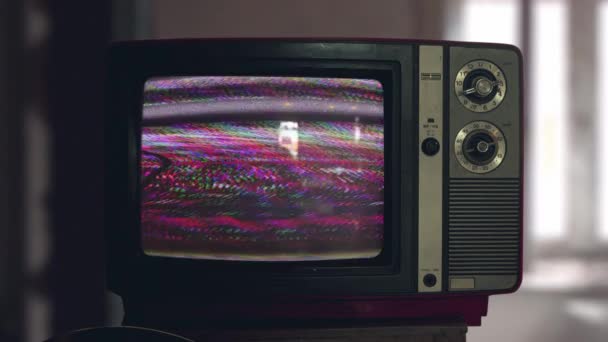 Nincs jel régi cső vintage TV-készülék statikus színzaj üres szobában. Fa stílusú retro TV-készülék kapcsolókkal. Régi divatos TV.