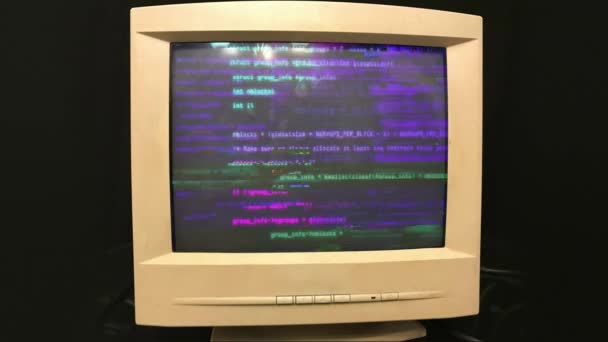 Hacken van een oude vintage TV of computer monitor scherm 80s 90s stijl. Zware storingen op scherm monitor. Abstracte broncode gegevensstroom. Paars met blauwe tekst. schermgeluid. VHS stijl.Oude kinescoop — Stockvideo