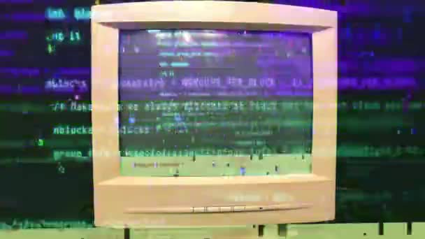 Hackování staré vintage TV nebo monitor obrazovky 80. let stylu. Chyby na monitoru. Abstraktní tok dat zdrojového kódu. Fialový a modrý text. Šum obrazovky. VHS styl. Starý kinesskop — Stock video
