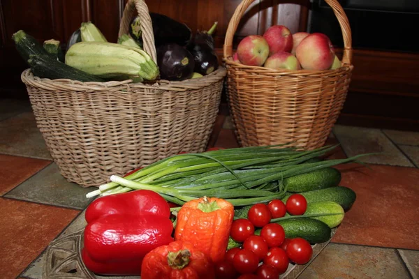 Sonbahar sebze ve meyve sepetleri