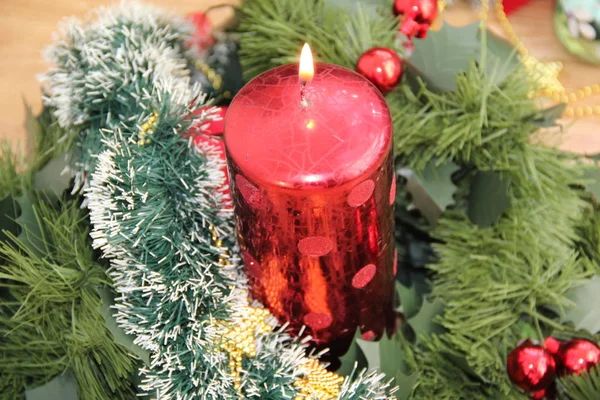 Brennende Rote Kerze Mit Weihnachtsschmuck — Stockfoto