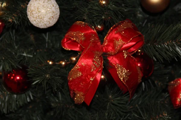 Arco Vermelho Brilhante Pendurado Árvore Natal — Fotografia de Stock