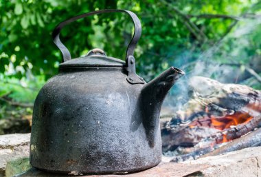 Tencere ateşe. Turist sofra kurum içinde