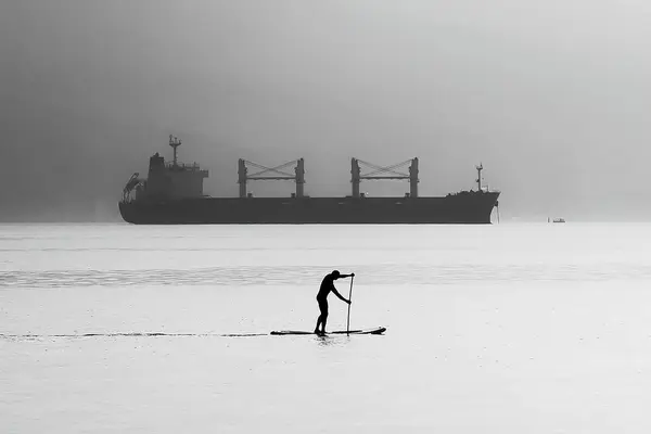 Мужчина Гребёт Весло Через Море Барже — стоковое фото