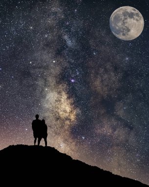 Kaç aşk siluet içinde ve Samanyolu, sevgi ve Sevgililer kavramı, uzun pozlama fotoğraf astronomik dolunay ve milkyway, İsrail'den APIC atış çöl.