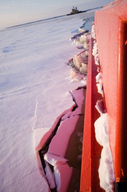 Buzkıran gemisi buzulların arasındaki bölmeyi kırmaya ve terk etmeye çalışıyor.