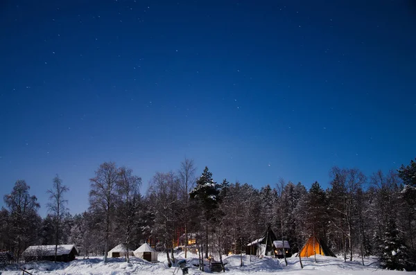 Casa de la cabaña o cabaña en la nieve en el invierno — Foto de Stock