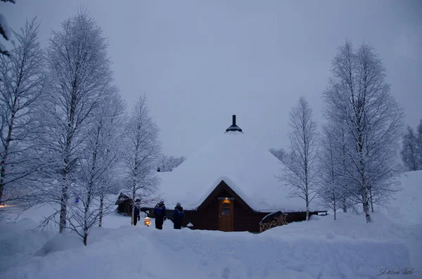 Casa de la cabaña o cabaña en la nieve en el invierno — Foto de Stock