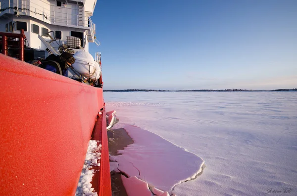 Das im Eis eingeschlossene Schiff des Eisbrechers versucht zu brechen und die Bucht zwischen den Gletschern zu verlassen — Stockfoto