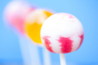 parlak mavi bir arka plan üzerinde lolipop