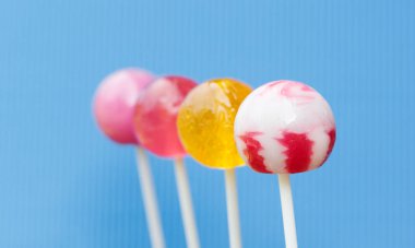 parlak mavi bir arka plan üzerinde lolipop