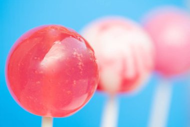 parlak mavi bir arka plan üzerinde lolipop