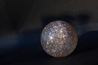 sparkles siyah bir arka plan üzerinde topla