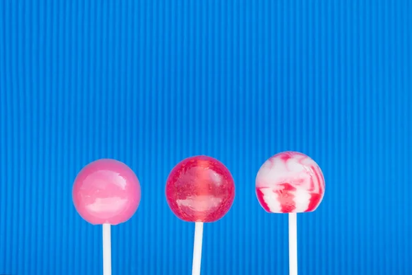 parlak mavi bir arka plan üzerinde lolipop