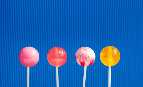 parlak mavi bir arka plan üzerinde lolipop