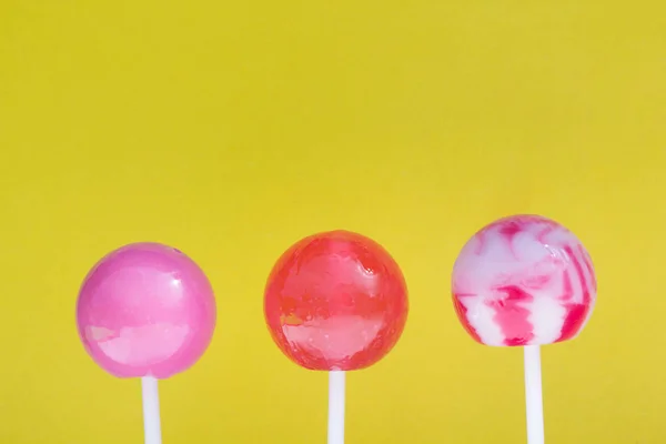 Lolipop sarı bir arka plan üzerinde. Kopya alanı