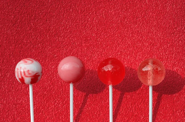 Lolipop kırmızı bir arka plan üzerinde. Kopya alanı.