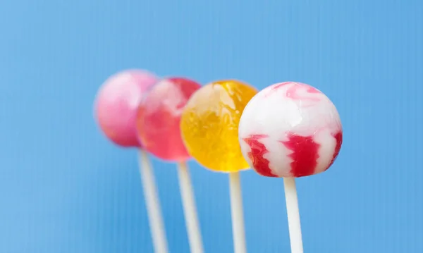 parlak mavi bir arka plan üzerinde lolipop