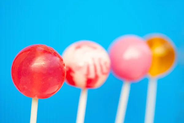 parlak mavi bir arka plan üzerinde lolipop