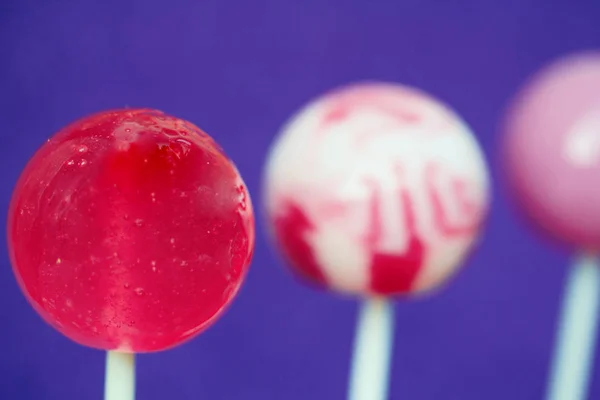 Lolipop menekşe arka plan arka plan üzerinde.
