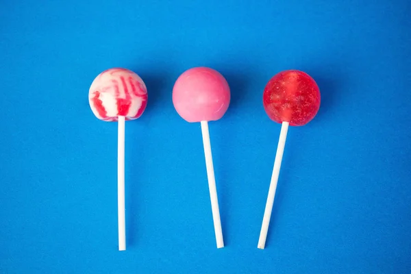 parlak mavi bir arka plan üzerinde lolipop
