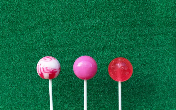 parlak yeşil arka plan üzerinde lolipop